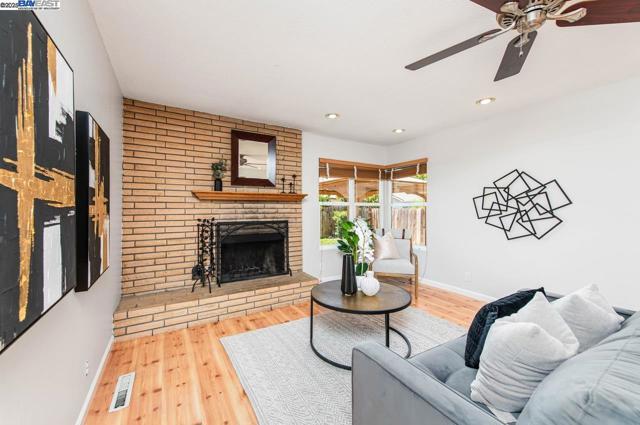 285 Edythe St, Livermore CA: https://media.crmls.org/mediaz/c00f9fb7-f811-4496-9645-d269024a0f24.jpg