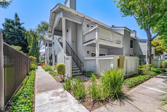 198 Schooner Ct, Richmond CA: https://media.crmls.org/mediaz/c01027dd-48cd-4921-978e-51a9fbddd75a.jpg