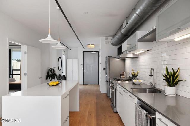 4115 Glencoe Avenue, Marina del Rey CA: https://media.crmls.org/mediaz/c0109004-a80f-4ee3-8448-9644e456d9b7.jpg