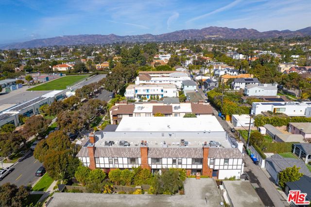 713 9th Street, Santa Monica CA: https://media.crmls.org/mediaz/c010c878-6309-47a0-9dce-435d0320785d.jpg