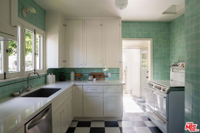 4331 4th Avenue, Los Angeles CA: https://media.crmls.org/mediaz/c01206cc-b895-4cd8-9335-034a83a9242b.jpg