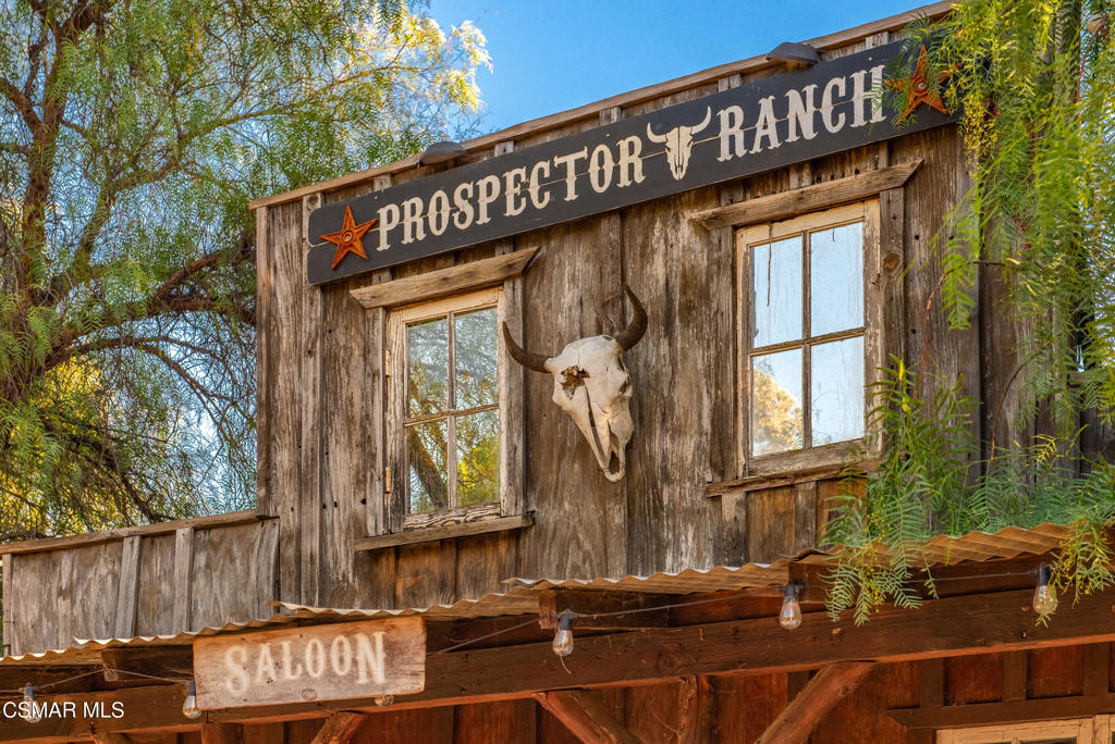 https://media.crmls.org/mediaz/c01250a5-72f7-45c5-b016-82c495be4c61.jpg?preset=X-Large
