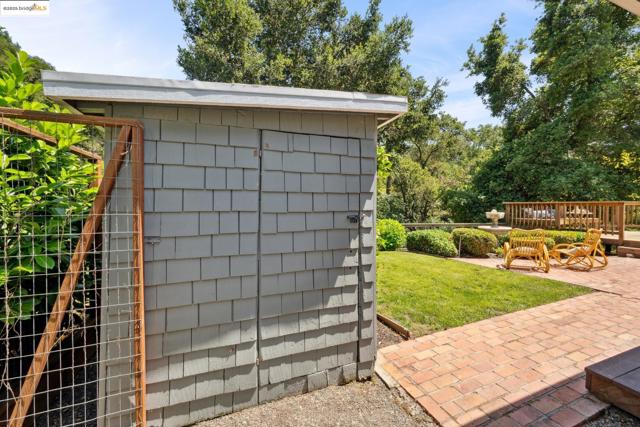 184 Lombardy Ln, Orinda CA: https://media.crmls.org/mediaz/c0125c62-02e9-4538-87fc-8f4632f69f3d.jpg