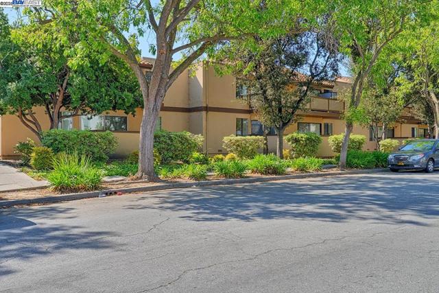 3300 Wolcott Cmn, Fremont CA: https://media.crmls.org/mediaz/c012e996-5f10-4944-ac9a-b44b959d8fbe.jpg