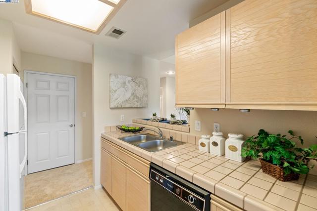 7710 Canyon Meadow Cir, Pleasanton CA: https://media.crmls.org/mediaz/c012ee53-7735-4f1e-a922-f7a04b3a4073.jpg