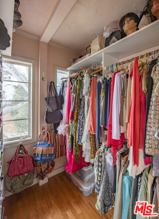 2882 Belden Drive, Los Angeles CA: https://media.crmls.org/mediaz/c01312f8-06e5-452f-a72e-65429dd0f5d4.jpg