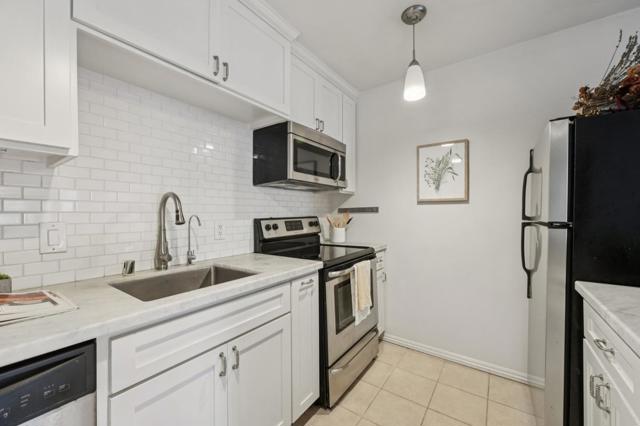323 Monte Vista Avenue, Oakland CA: https://media.crmls.org/mediaz/c013f498-67ec-481a-93e5-9e17c4419ae1.jpg