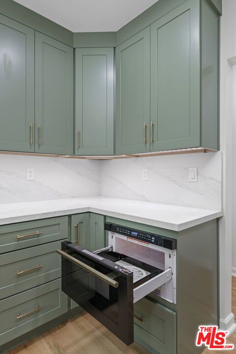 951 N Martel Avenue, Los Angeles CA: https://media.crmls.org/mediaz/c0140999-e99b-430e-83d3-ac2da8d516df.jpg