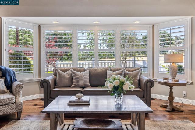700 Golf Club Way, Pleasant Hill CA: https://media.crmls.org/mediaz/c0159462-88a4-4371-b1f3-fbcf253ba6fa.jpg