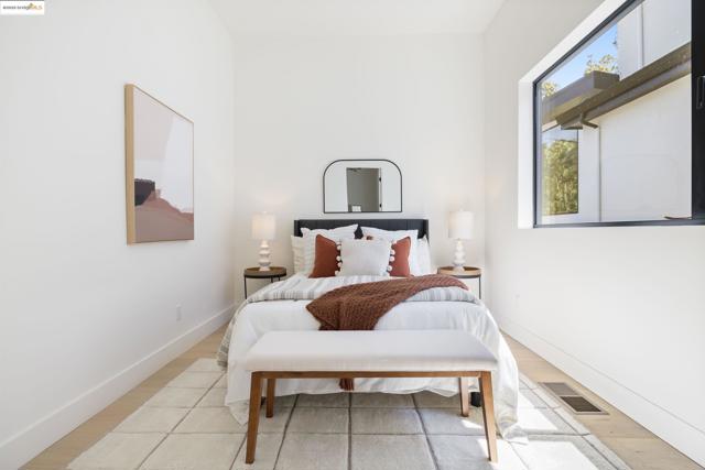 7270 Woodrow Dr, Oakland CA: https://media.crmls.org/mediaz/c01779f9-c515-4046-a5b5-21b763fde698.jpg