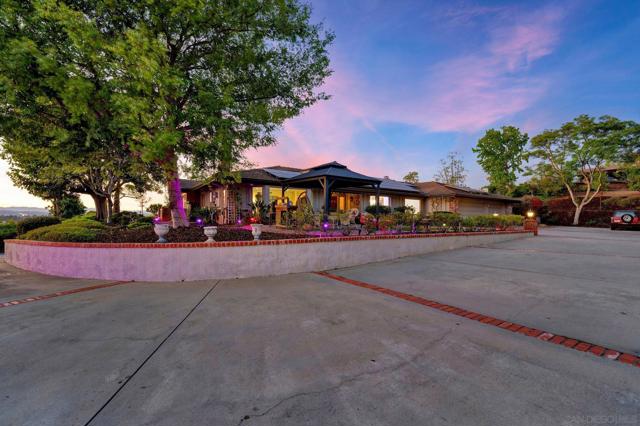 17505 Corte Lomas Verde, Poway CA: https://media.crmls.org/mediaz/c018d49b-ea47-4f18-b9e7-398838952b5c.jpg