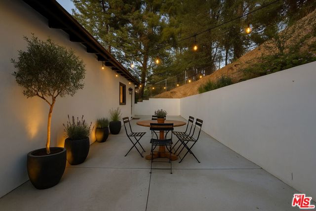 9425 Gierson Avenue, Chatsworth CA: https://media.crmls.org/mediaz/c019e2d1-2c62-4d14-b884-34b34831b7e1.jpg