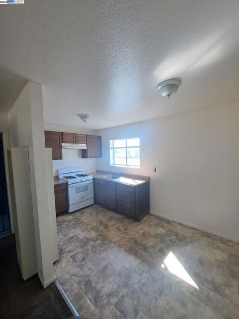 6109 Foothill Blvd, Oakland CA: https://media.crmls.org/mediaz/c01ae918-dac2-49cc-87c1-b22898646468.jpg
