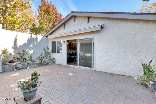 246 W Vineyard Avenue, Oxnard CA: https://media.crmls.org/mediaz/c01ae93a-980a-48e4-a9d5-53ceaecdc376.jpg