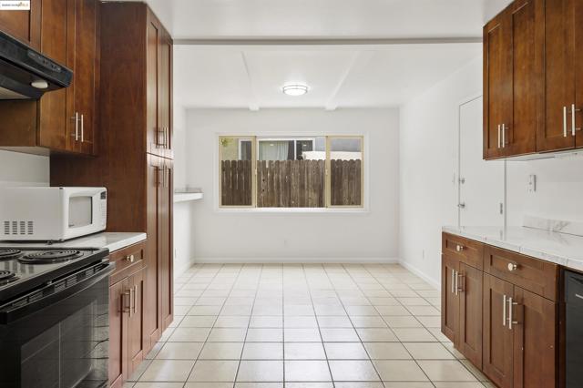 2847 Shane Dr, Richmond CA: https://media.crmls.org/mediaz/c01bb2db-93ab-4fa1-9a14-9cc213b88cd4.jpg