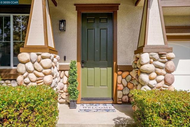 1162 Waverly Cir, Hercules CA: https://media.crmls.org/mediaz/c01bfe38-49c1-4c8a-a8e2-66228d56ac4f.jpg
