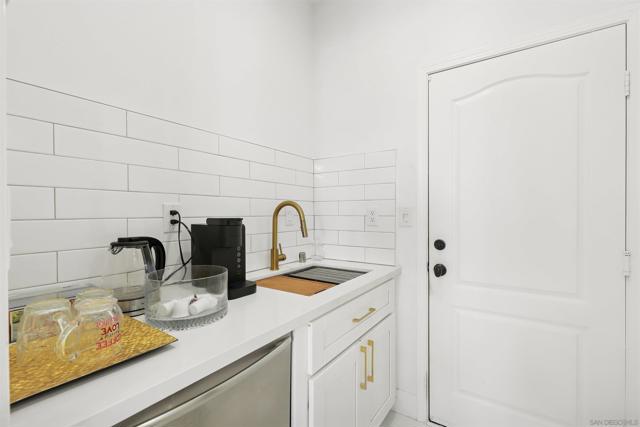 6911 Goldstone Rd, Carlsbad CA: https://media.crmls.org/mediaz/c01c1251-49b3-4234-a7b9-d1d73068256b.jpg