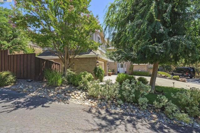 86 Candleston Place, Alamo CA: https://media.crmls.org/mediaz/c01c4392-0deb-4e6d-92c3-2ed3ce7be4e4.jpg