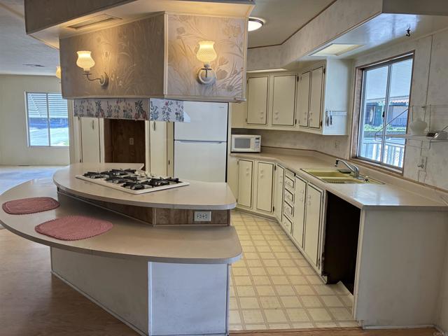 Detail Gallery Image 14 of 36 For 2130 Sunset Dr #99,  Vista,  CA 92081 - 2 Beds | 2 Baths