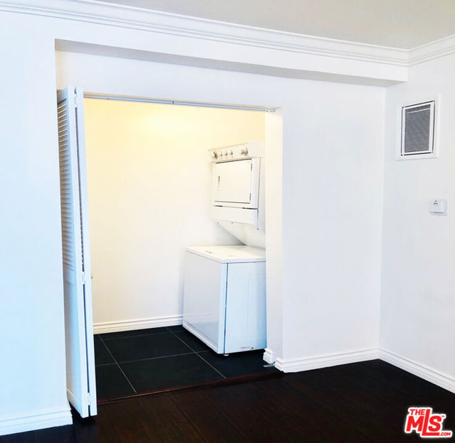 4171 W 4th Street, Los Angeles CA: https://media.crmls.org/mediaz/c01d9616-4299-4afc-af21-140ec55b0e9e.jpg