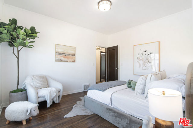336 N Orange Drive, Los Angeles CA: https://media.crmls.org/mediaz/c01f4d49-cc8e-4a95-ba90-68ce05a8e108.jpg