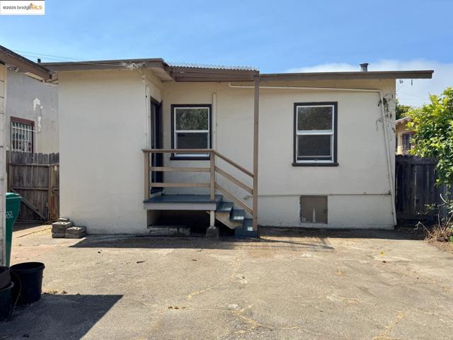 5926 Marshall St, Oakland CA: https://media.crmls.org/mediaz/c021254a-66b2-4417-9e08-3432f2d2a390.jpg