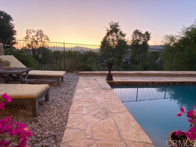 581 Galloping Hill Road, Simi Valley CA: https://media.crmls.org/mediaz/c02347c8-93ba-4a1e-ab07-abcfca1c9320.jpg
