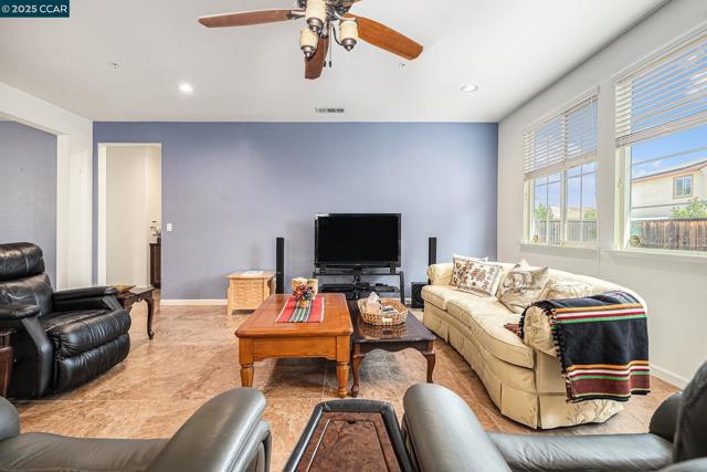 4637 Appleglen St, Antioch CA: https://media.crmls.org/mediaz/c023ad69-bdc5-4374-96af-917d3961bf77.jpg
