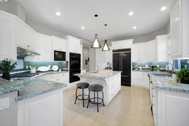 964 Piemonte Dr, Pleasanton CA: https://media.crmls.org/mediaz/c023f310-2380-4c33-8c8b-365de1c55b8e.jpg