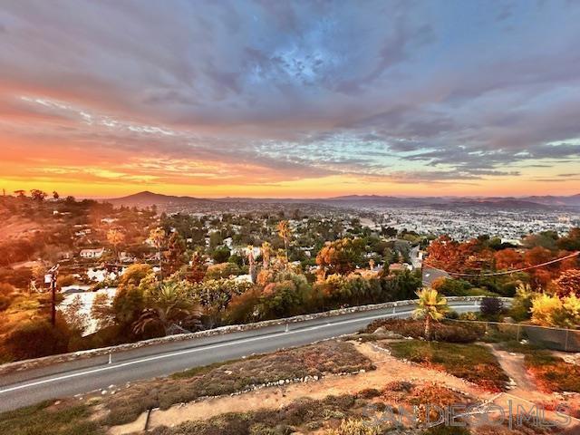 4742 Mount Helix Drive, La Mesa CA: https://media.crmls.org/mediaz/c024a25a-dbde-448b-9bb8-fe50a0a9570f.jpg