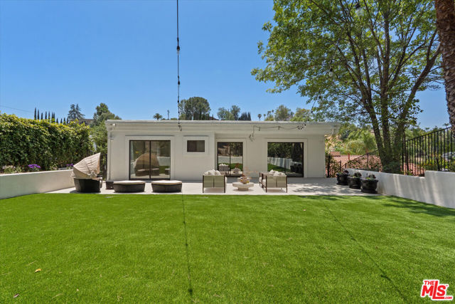 22960 Cass Avenue, Woodland Hills CA: https://media.crmls.org/mediaz/c025297b-86fe-49b7-b5b1-e3e4fd6e1eff.jpg