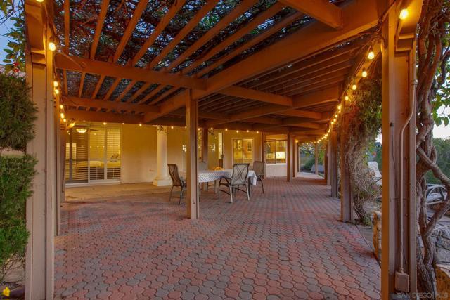 2610 Sunset Hills, Escondido CA: https://media.crmls.org/mediaz/c0260969-0b91-4274-b6d9-2318c257f743.jpg