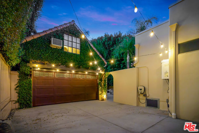 14071 Roblar Road, Sherman Oaks CA: https://media.crmls.org/mediaz/c0263307-567e-415f-8d5c-23ef2188a6db.jpg