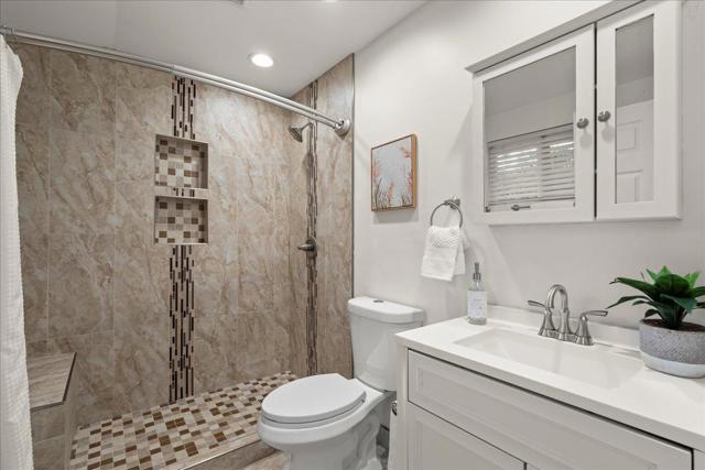 12272 Windsor Court, Los Altos Hills CA: https://media.crmls.org/mediaz/c02718e7-66d2-4a70-8a78-e1b0881ba10d.jpg