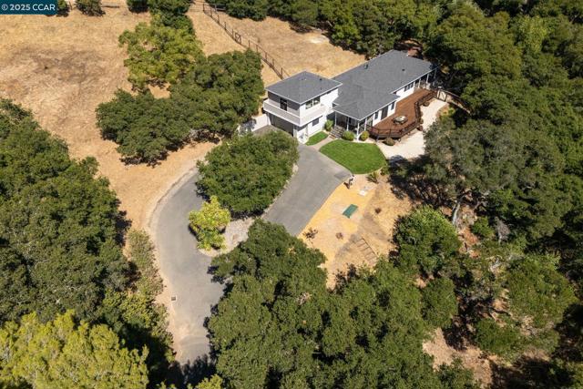 3981 Amyx Ct, Hayward CA: https://media.crmls.org/mediaz/c02742f5-9ce6-4186-87a5-a802345bb598.jpg