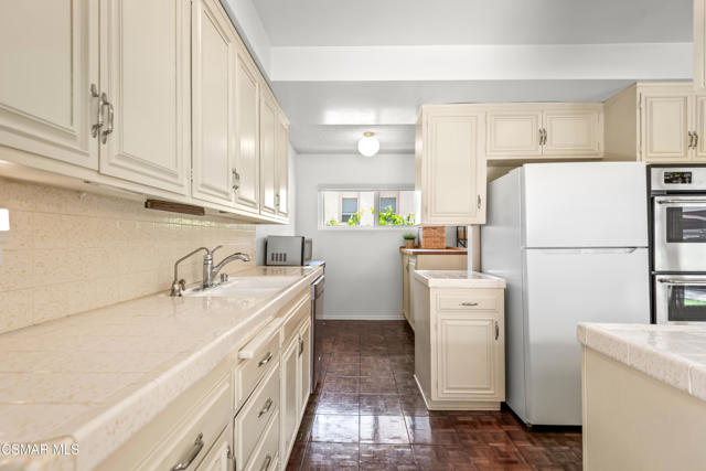 4230 Canoga Avenue, Woodland Hills CA: https://media.crmls.org/mediaz/c02756c0-4de7-478d-80cb-1545c8955bd5.jpg