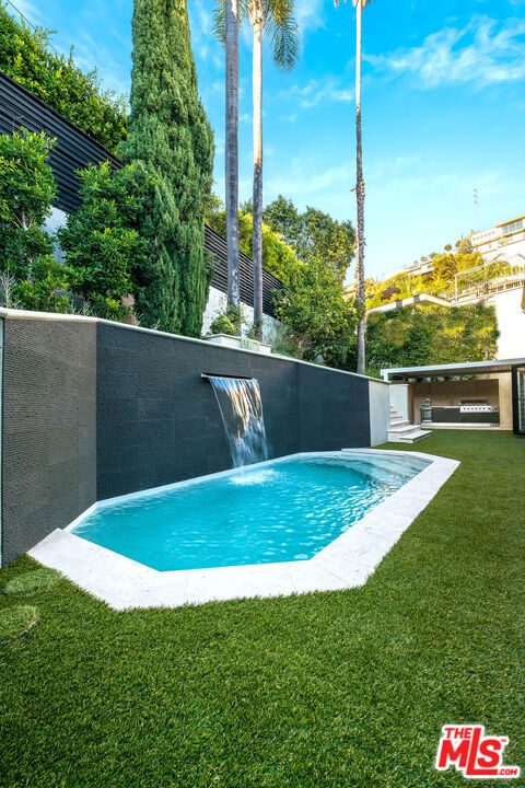 8721 Sunset Plaza Terrace, West Hollywood CA: https://media.crmls.org/mediaz/c0280015-ca56-4cfa-aa74-a3077bb5b5e2.jpg