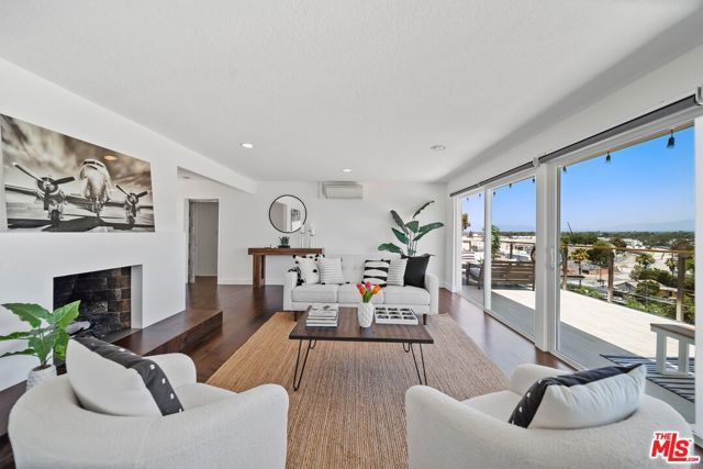 11689 Picturesque Drive, Studio City CA: https://media.crmls.org/mediaz/c0283b5d-270d-4717-861e-cc859a1e263e.jpg