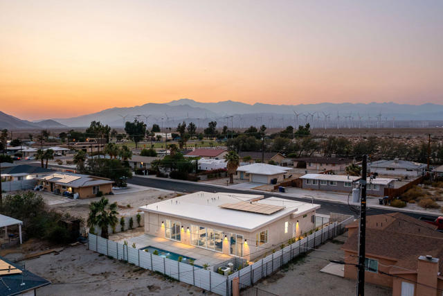 361 W Sunview Avenue, Palm Springs CA: https://media.crmls.org/mediaz/c0286350-ff00-48e7-a337-e2afdd74414b.jpg
