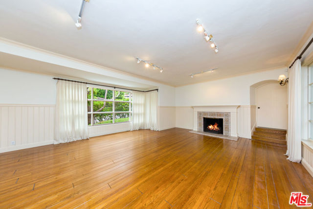 1290 Sunset Plaza Drive, Los Angeles CA: https://media.crmls.org/mediaz/c028639b-77ab-42ce-bde1-81fe2e0bb2bc.jpg