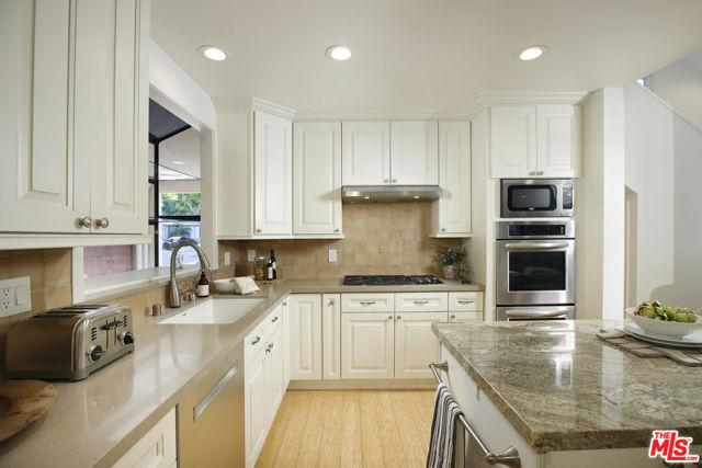 426 S Swall Drive, Beverly Hills CA: https://media.crmls.org/mediaz/c028b6bd-6f30-4887-98b1-aac96af3a1d6.jpg