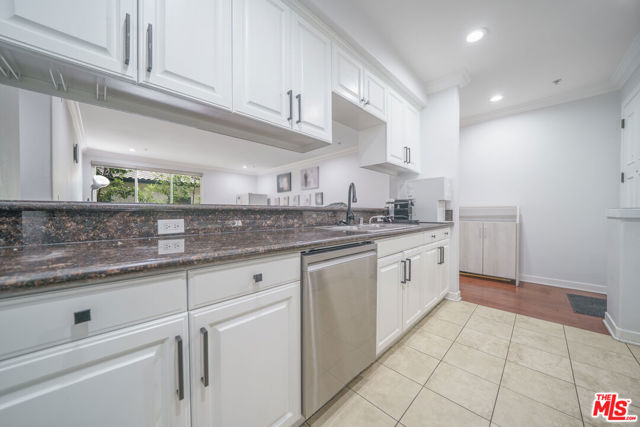1401 S St Andrews Place, Los Angeles CA: https://media.crmls.org/mediaz/c028feac-a965-4553-b22b-2692a38e685b.jpg