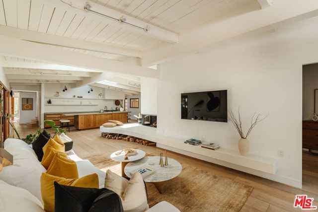 2145 Sunset Crest Drive, Los Angeles CA: https://media.crmls.org/mediaz/c02a2267-d3f8-49a6-9625-7b4c6db66441.jpg