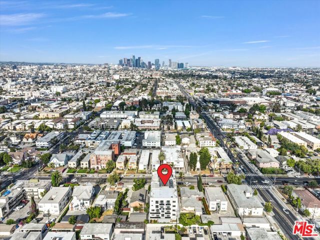 1537 S Wilton Place, Los Angeles CA: https://media.crmls.org/mediaz/c02a7df8-4a9d-4c97-827b-0119ac19b80c.jpg