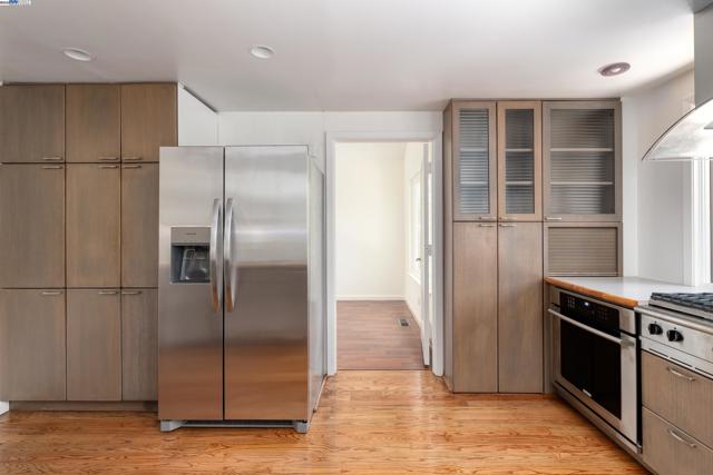 5644 ALHAMBRA HILLS CT, Martinez CA: https://media.crmls.org/mediaz/c02b606e-367d-41d8-b8e0-9975d42fc564.jpg