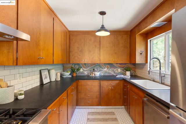 605 Plateau Dr, Kensington CA: https://media.crmls.org/mediaz/c02d75ae-8d0d-4b5f-9bbc-daa4ce22f3d1.jpg