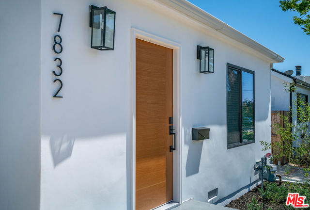 7832 Croydon Avenue, Los Angeles CA: https://media.crmls.org/mediaz/c02da85e-e6f7-4b8b-af2a-8135d214c283.jpg