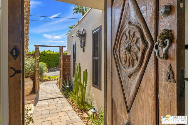 370 W Crestview Drive, Palm Springs, CA 92264