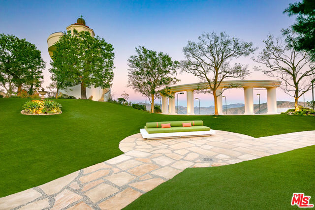 10502 Yellow Hill Road, Malibu CA: https://media.crmls.org/mediaz/c02dceef-8c88-4bd8-9625-4f0de7c6cdf0.jpg