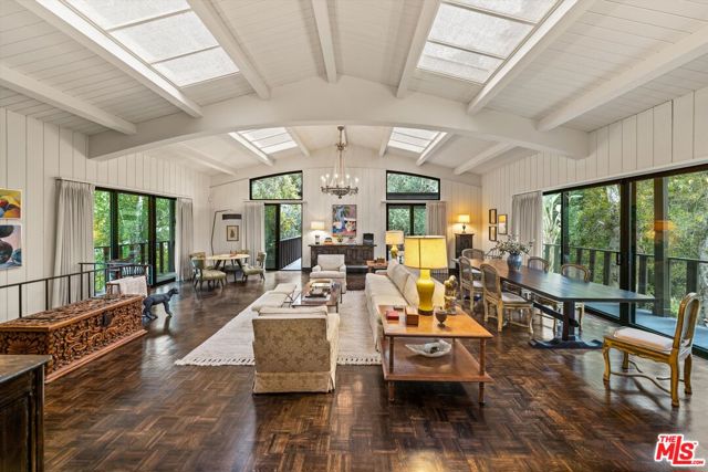 1048 E La Loma Avenue, Somis CA: https://media.crmls.org/mediaz/c02e2b40-852c-4966-8d5e-199be634789d.jpg